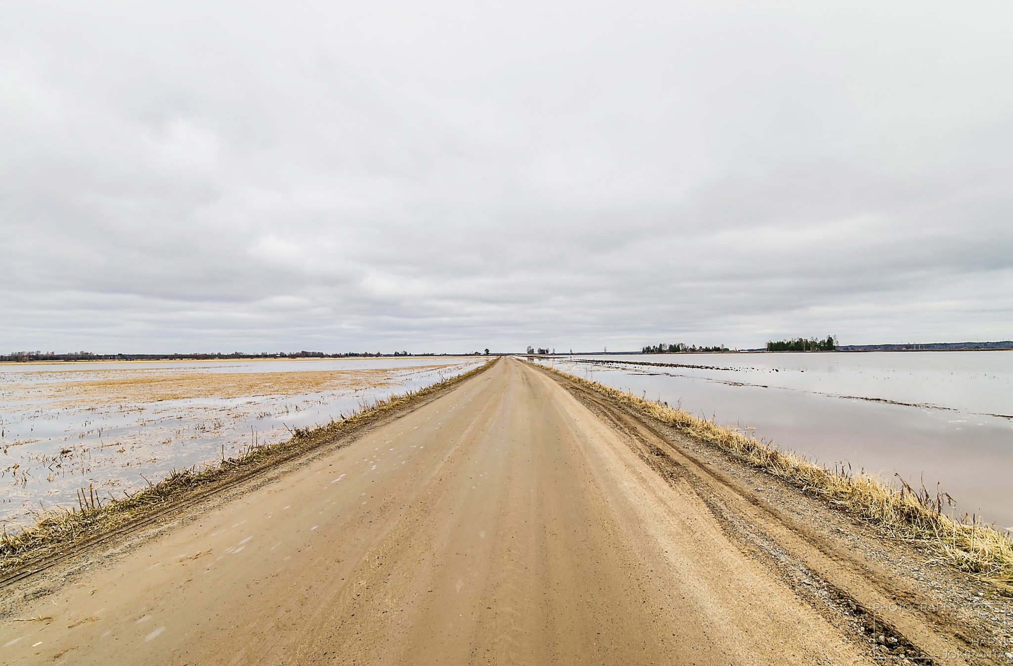 Suora läpi veden – Through