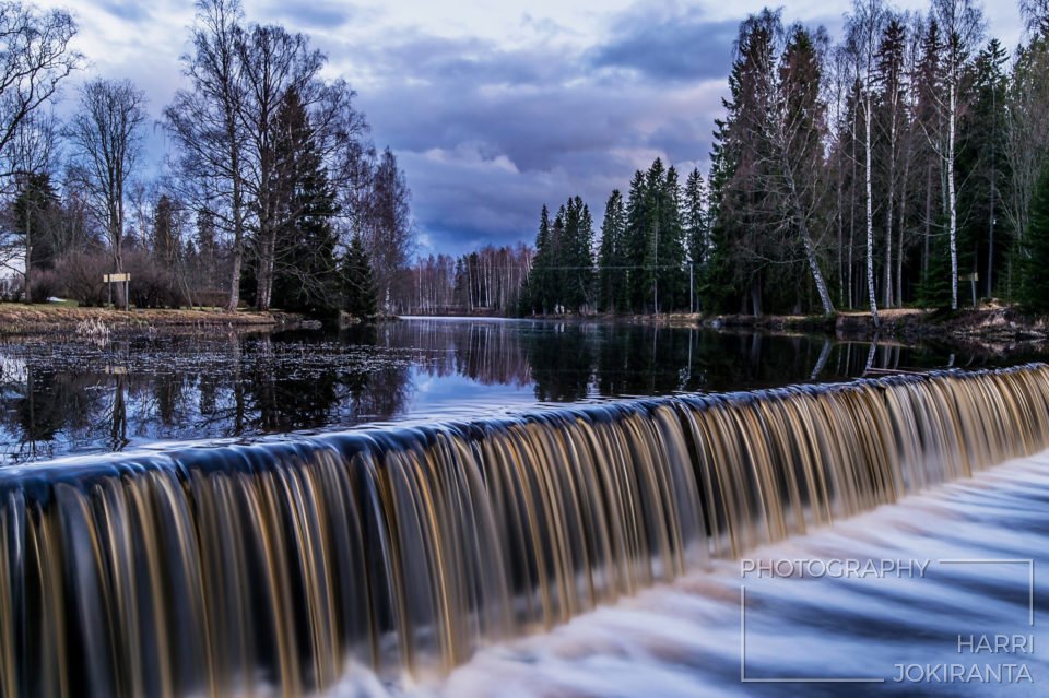 Tammi puhuu – Flow over Dam