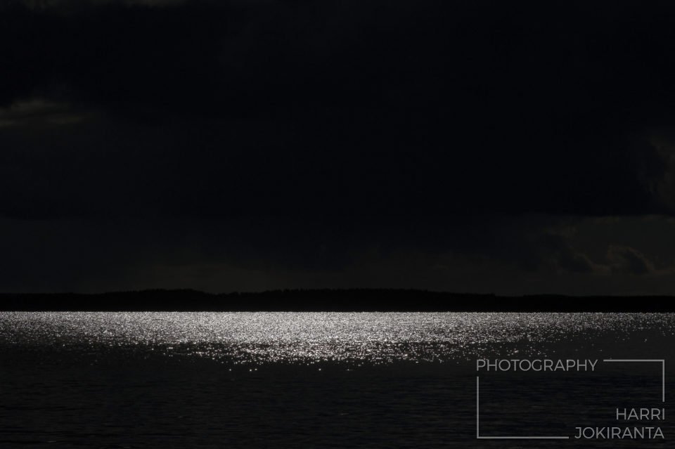 Auringon kilo illassa – Late Sunshine over the Lake
