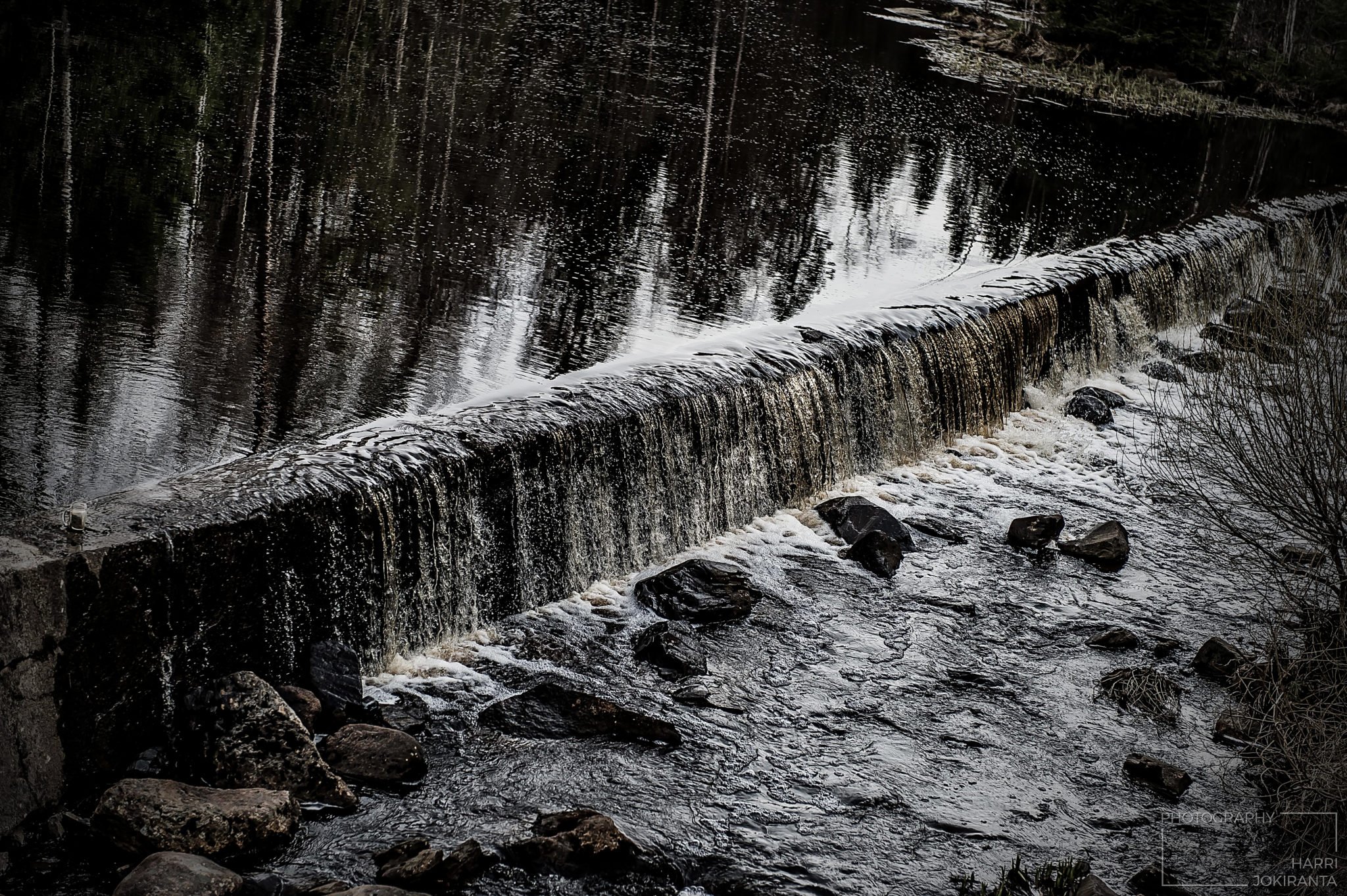 At the Embankment – Tammen äärellä